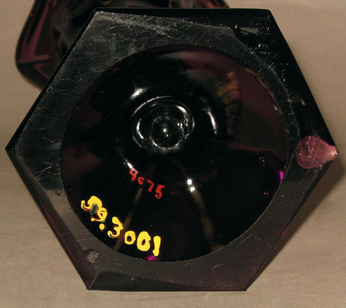 1959.3001 Glass vase (underside)