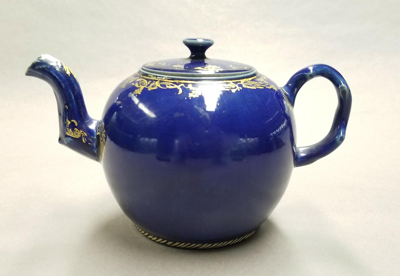 2024.0014.056 A,B Stoneware teapot side 1