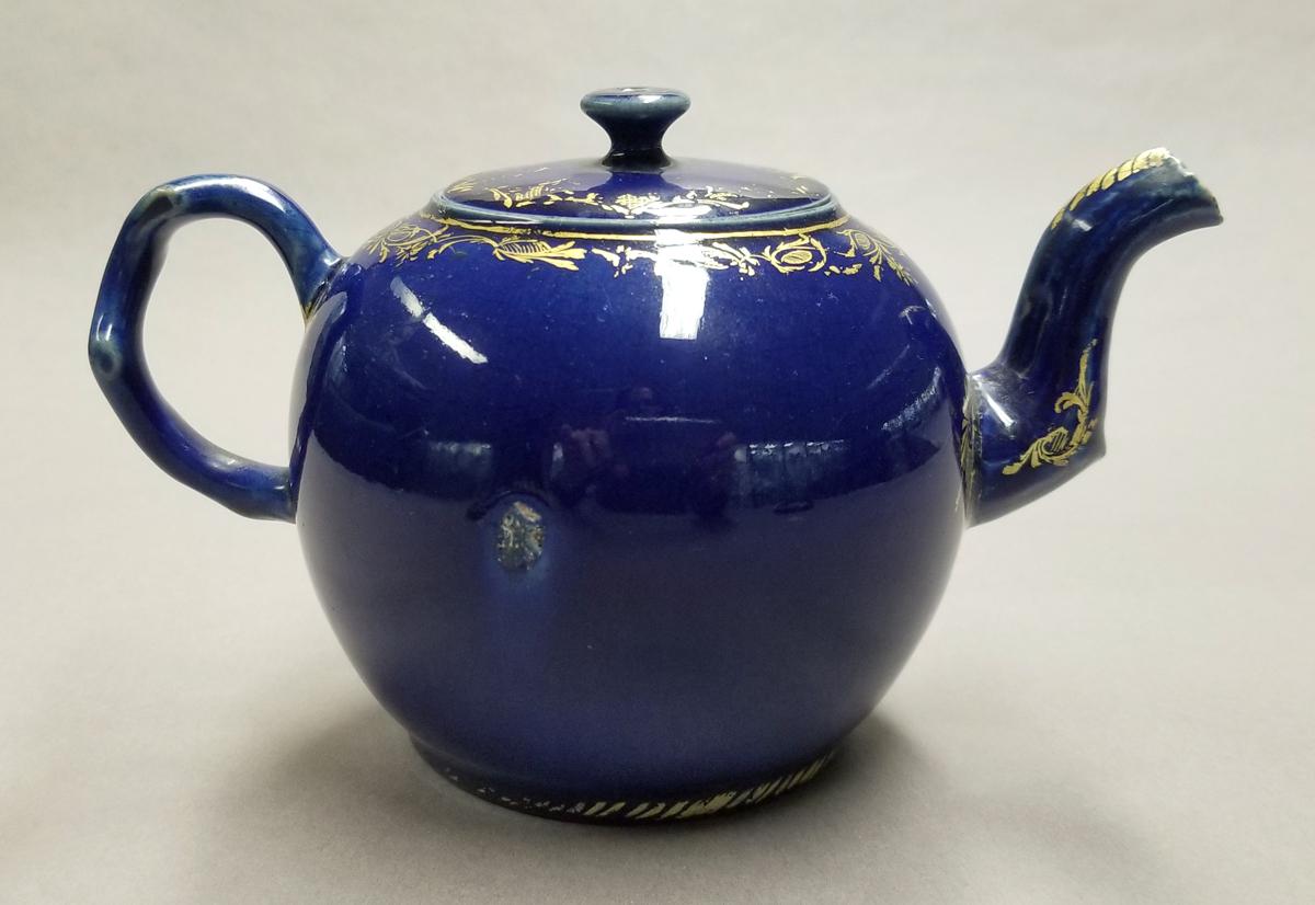 2024.0014.056 A,B Stoneware teapot side 3