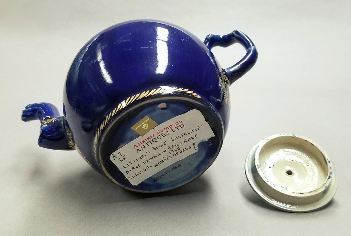 2024.0014.056 A,B Stoneware teapot bottom