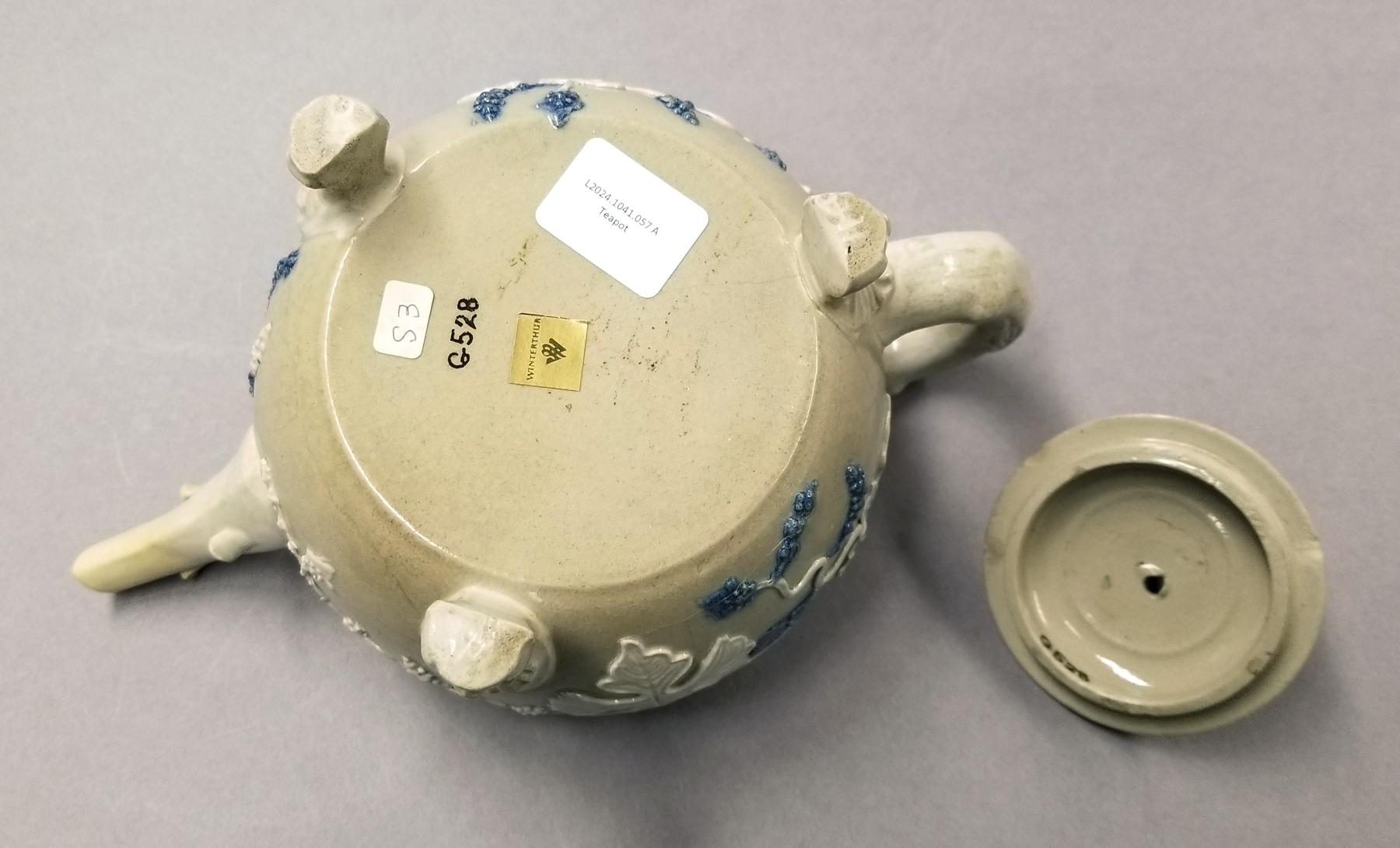 2024.0014.057 A,B Teapot underside