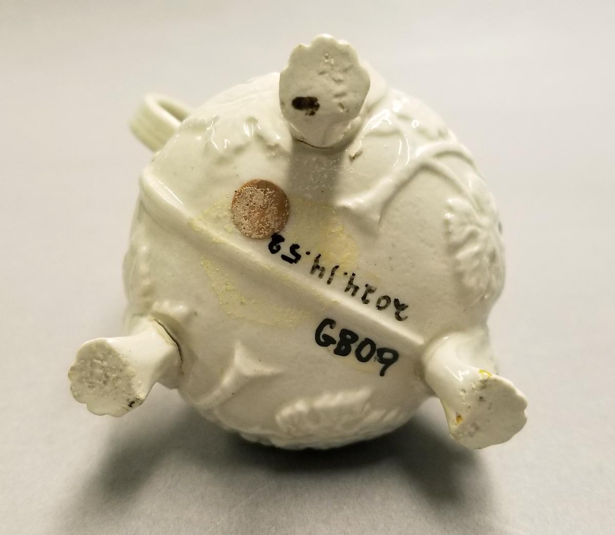 2024.0014.058 Stoneware cream jug bottom