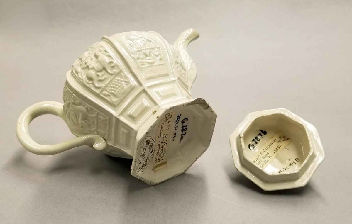 2024.0014.059 A,B Stoneware teapot bottom