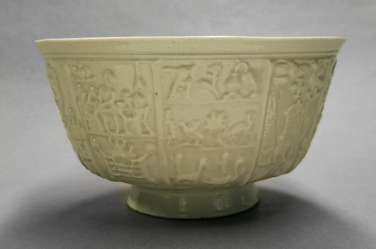 2024.0014.060 Stoneware bowl side 1