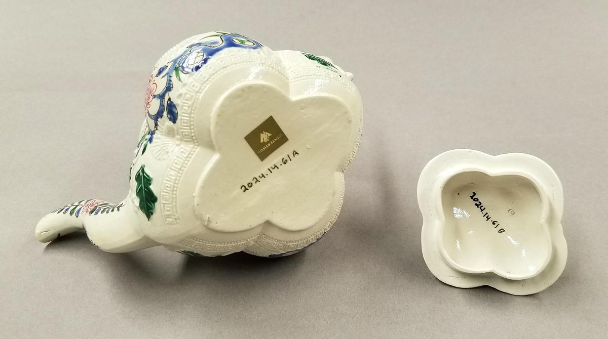 2024.0014.061 A,B Teapot bottom
