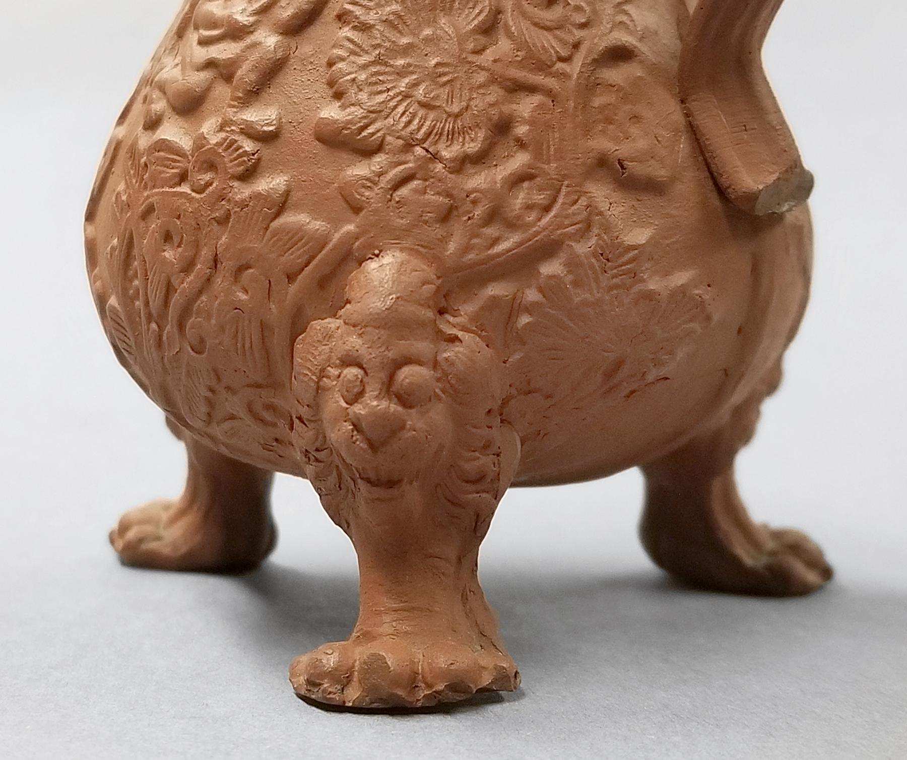 2024.0014.065 Milk jug foot detail