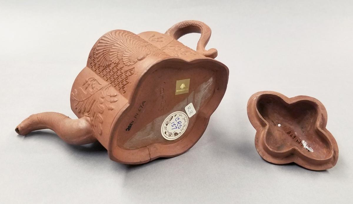 2024.0014.067 A,B Teapot underside