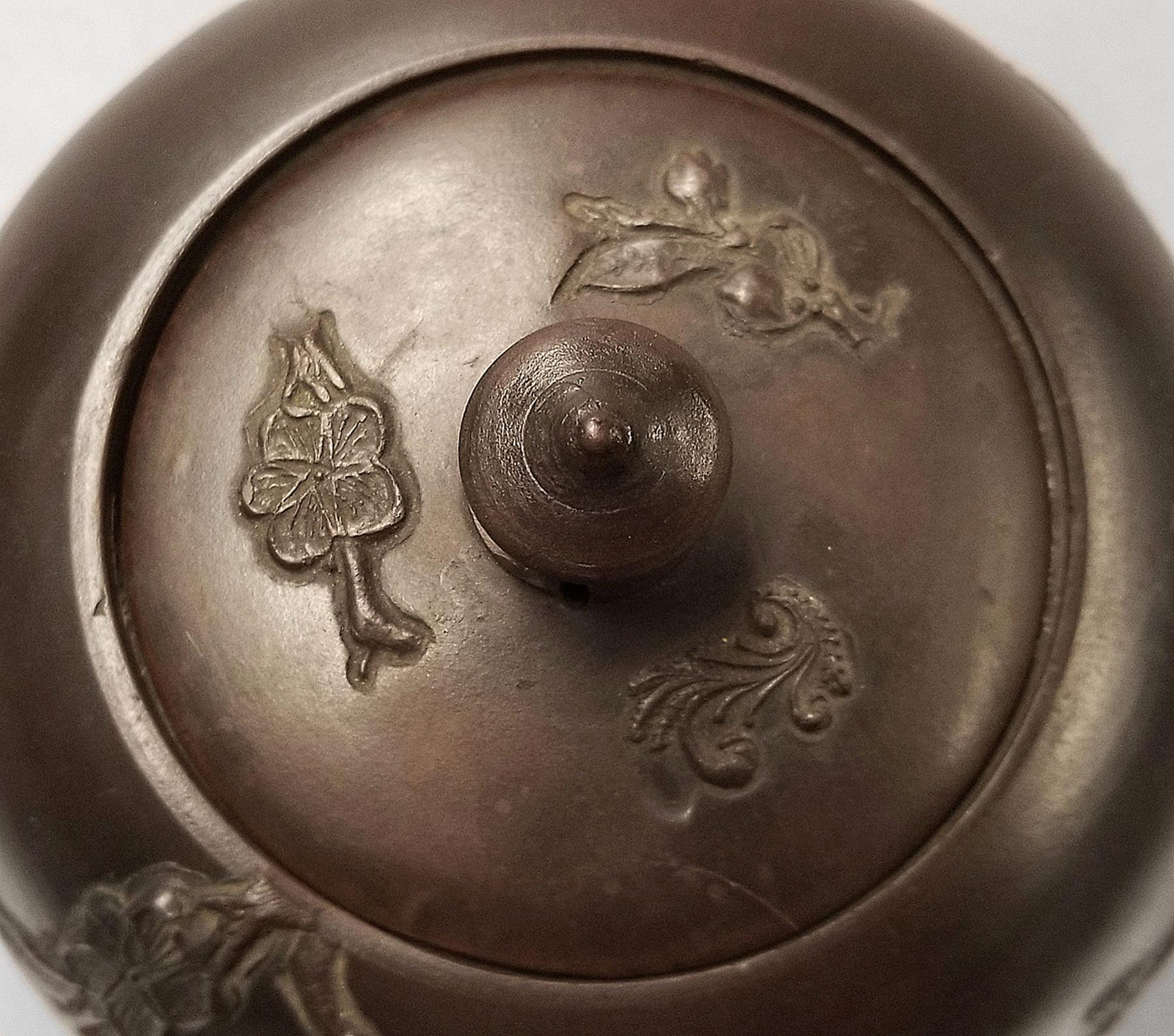 2024.0014.016 A,B Teapot lid detail