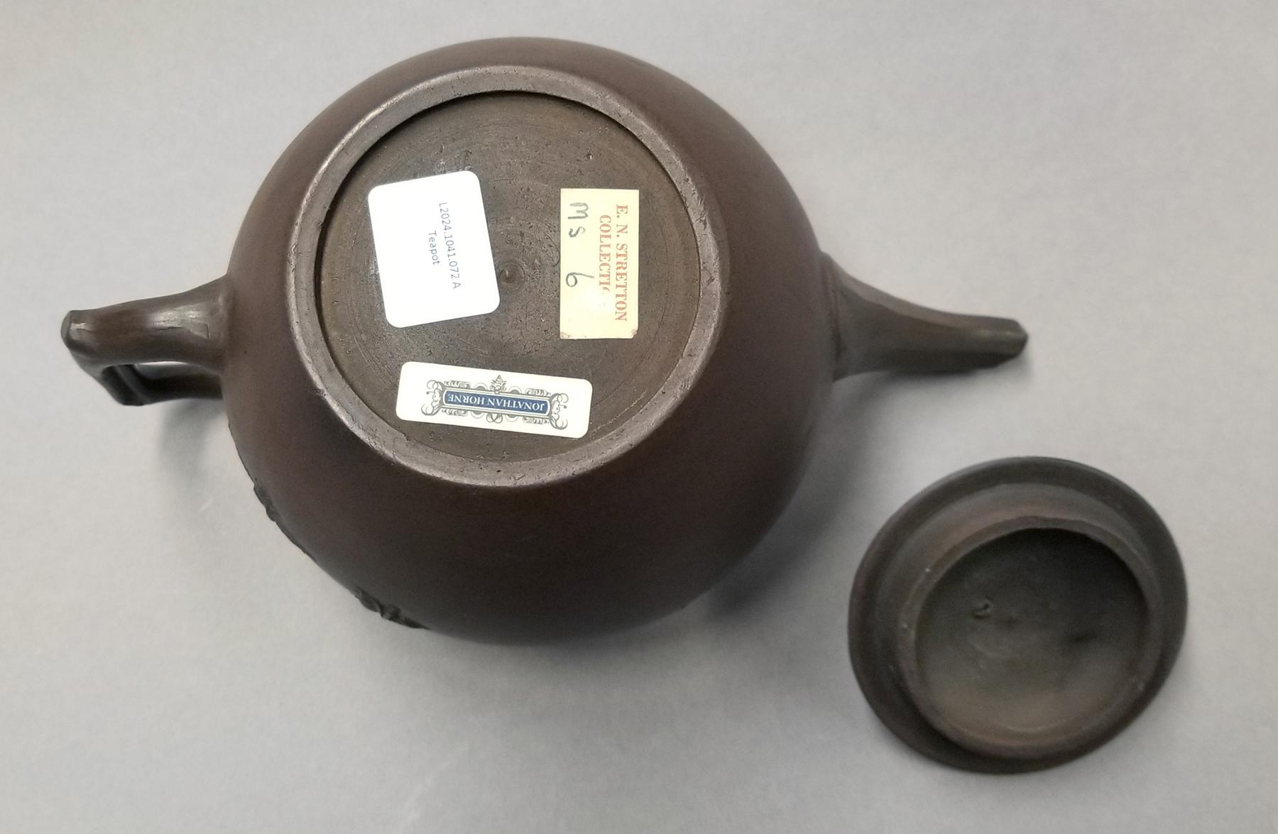 2024.0014.016 A,B Teapot underside