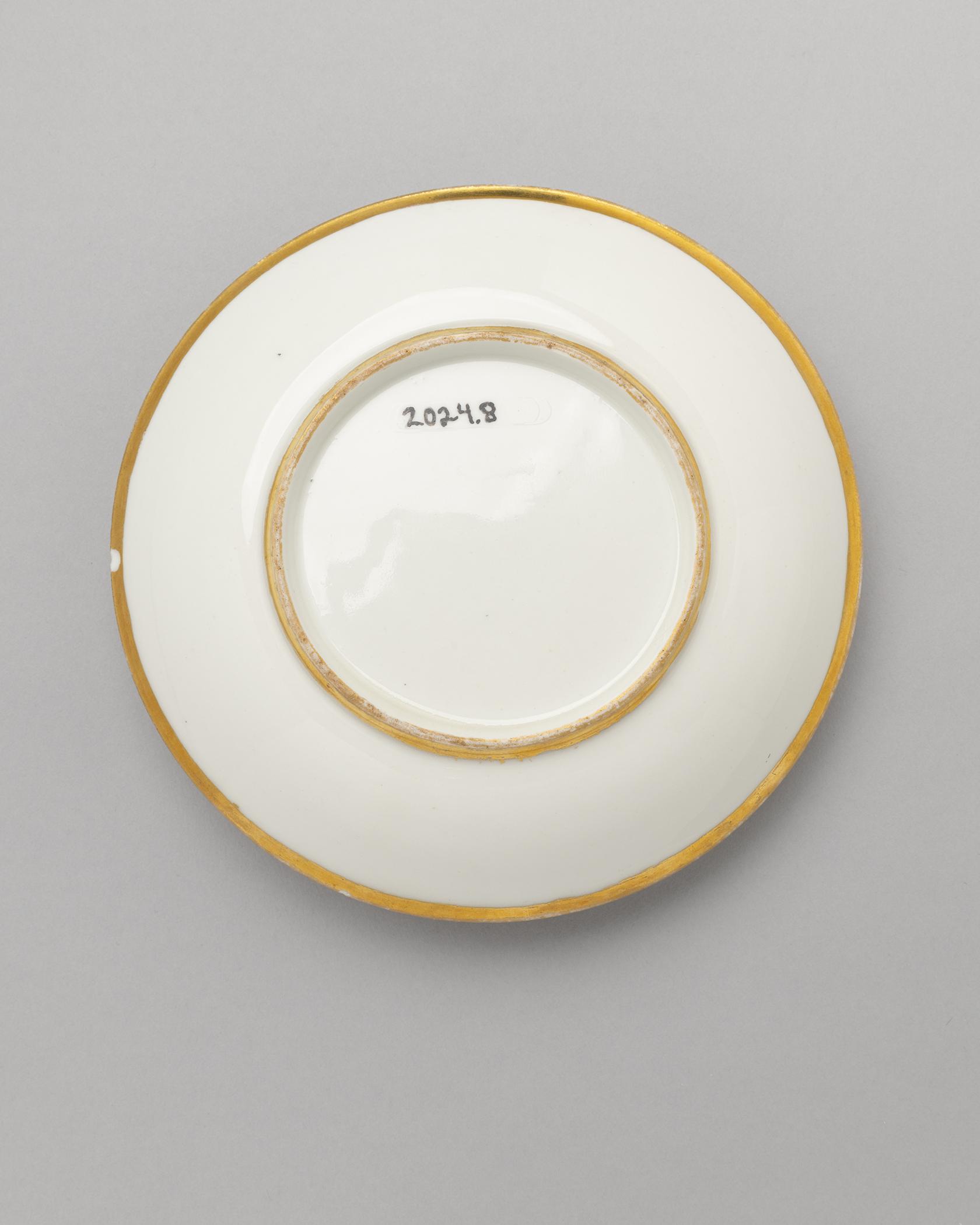 2024.0008 Saucer, detail 1