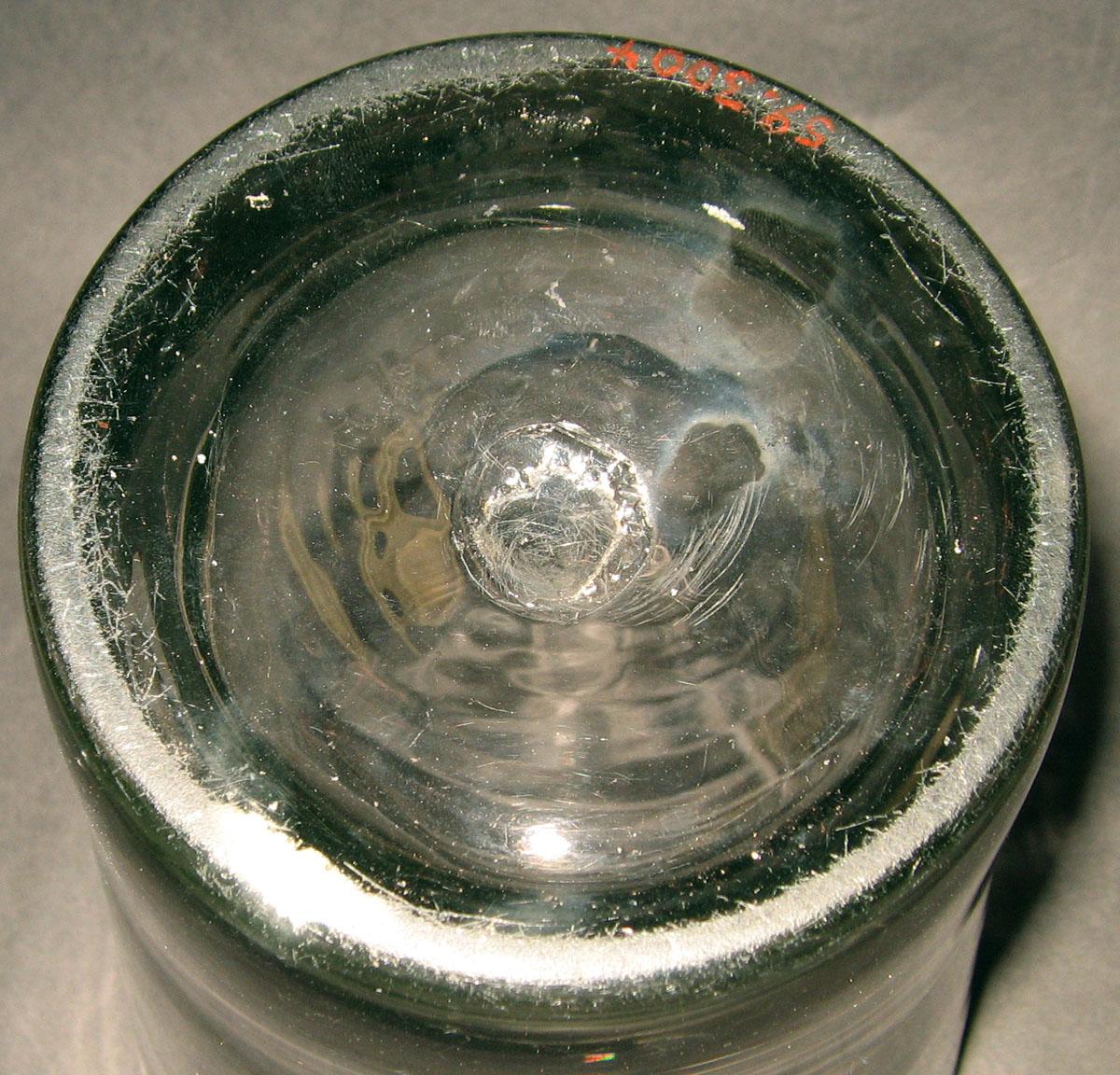 1959.3004 Glass tumbler (underside)