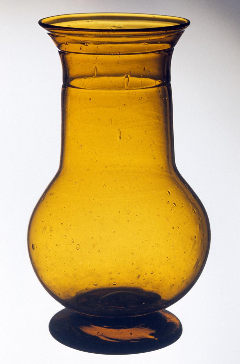 1959.3016 Glass vase
