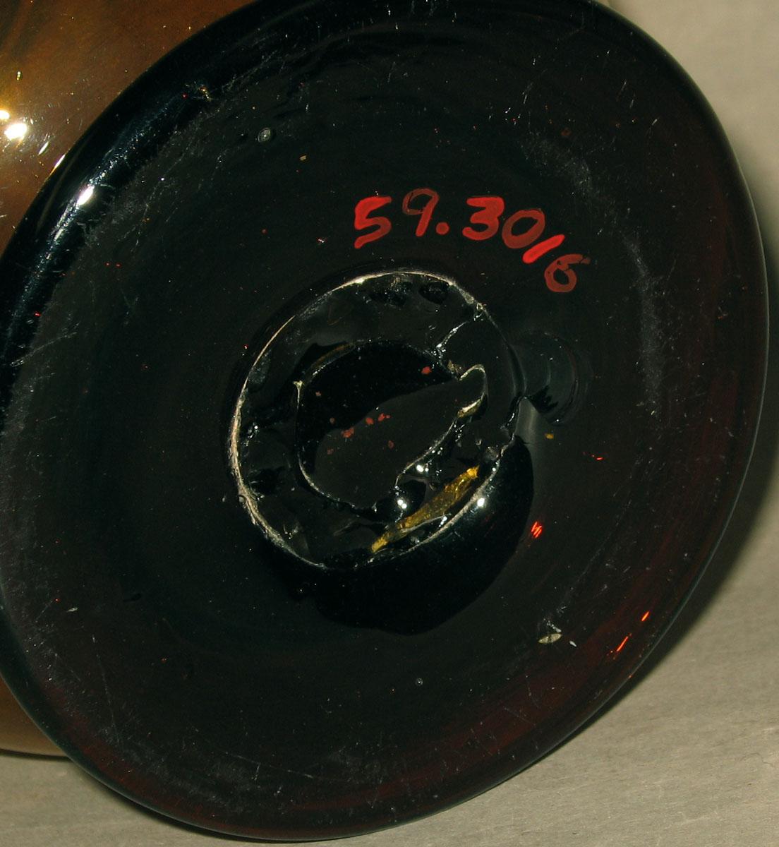 1959.3016 Glass vase (underside)