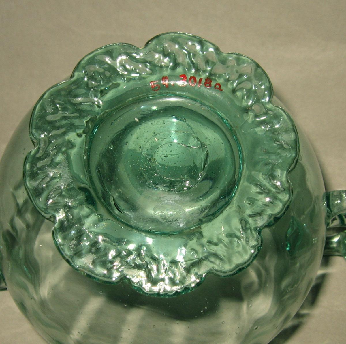 1959.3018 A Sugar bowl (underside)
