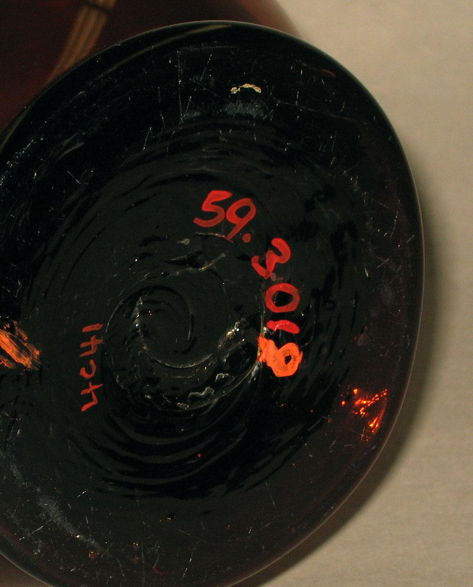 1959.3019 Glass vase (underside)