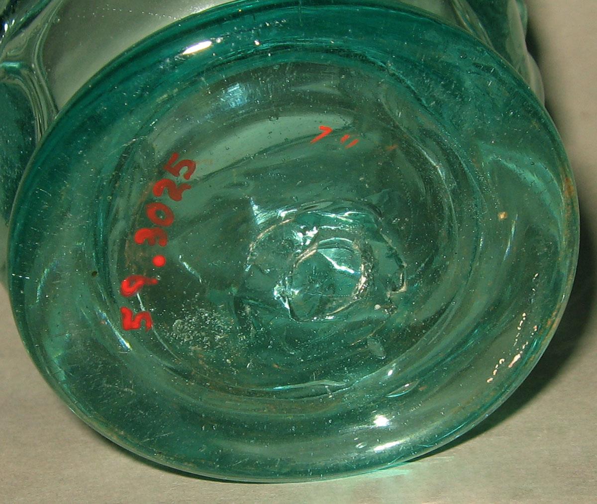 1959.3025 Glass vase (underside)