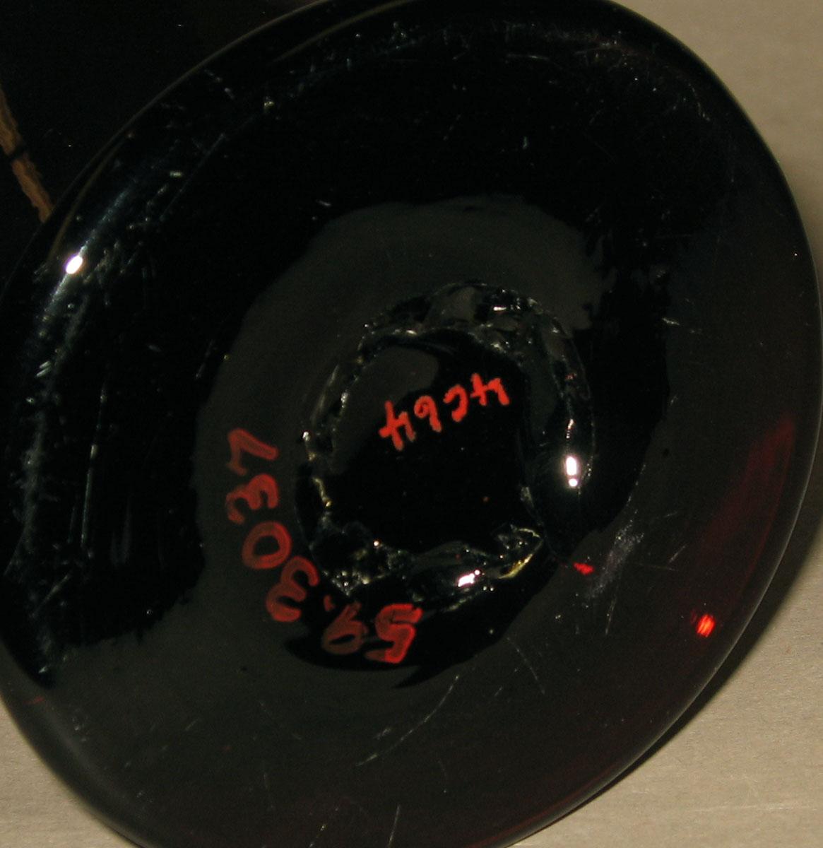 1959.3037 Glass vase (underside)
