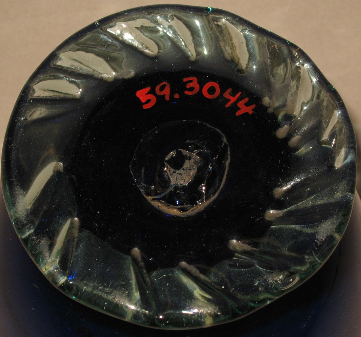 1959.3044 Glass bowl (underside)