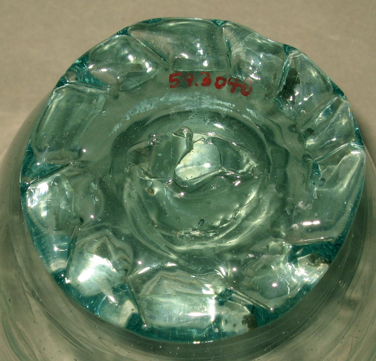 1959.3048 Glass bowl (underside)