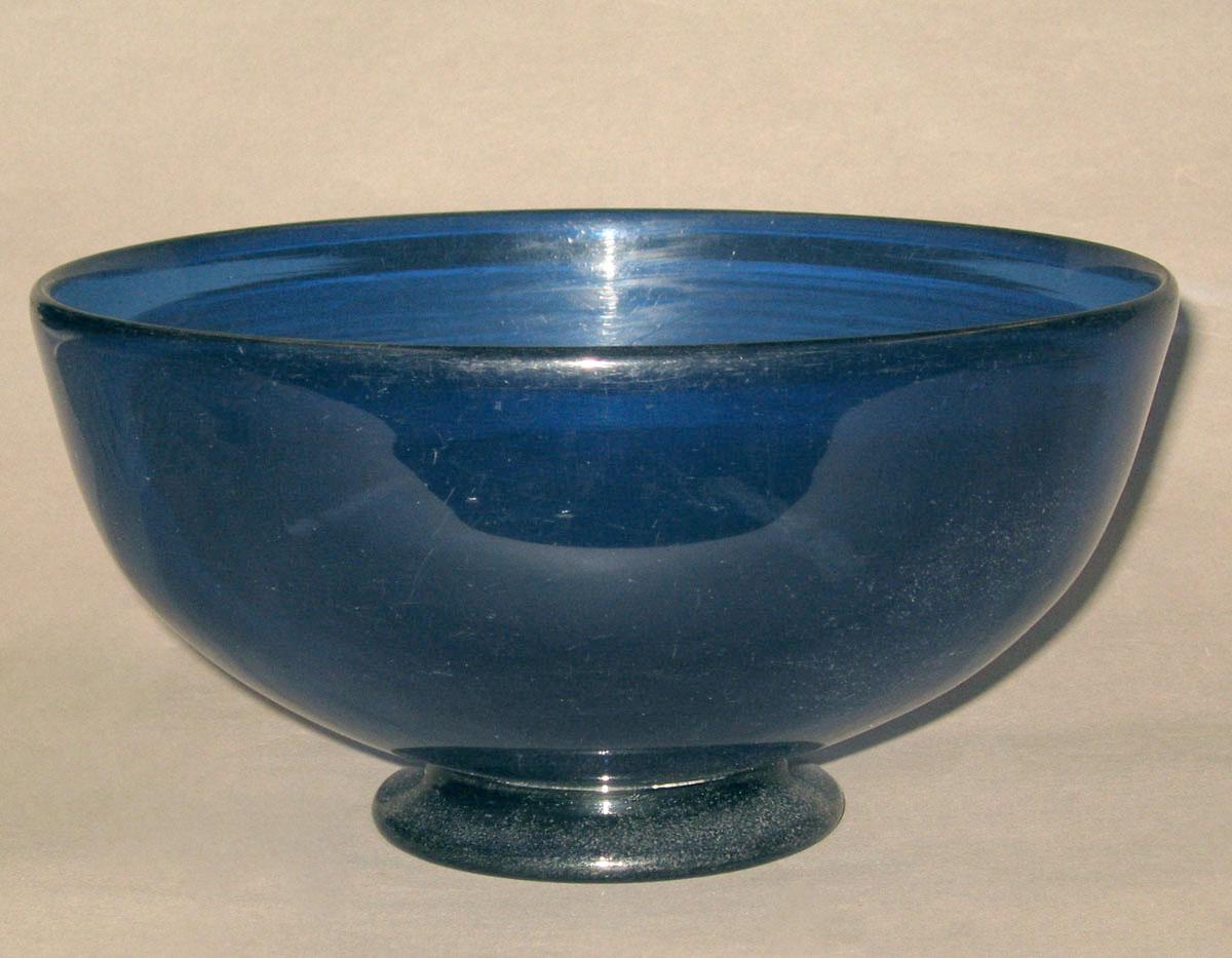 1959.3077 Blue glass bowl
