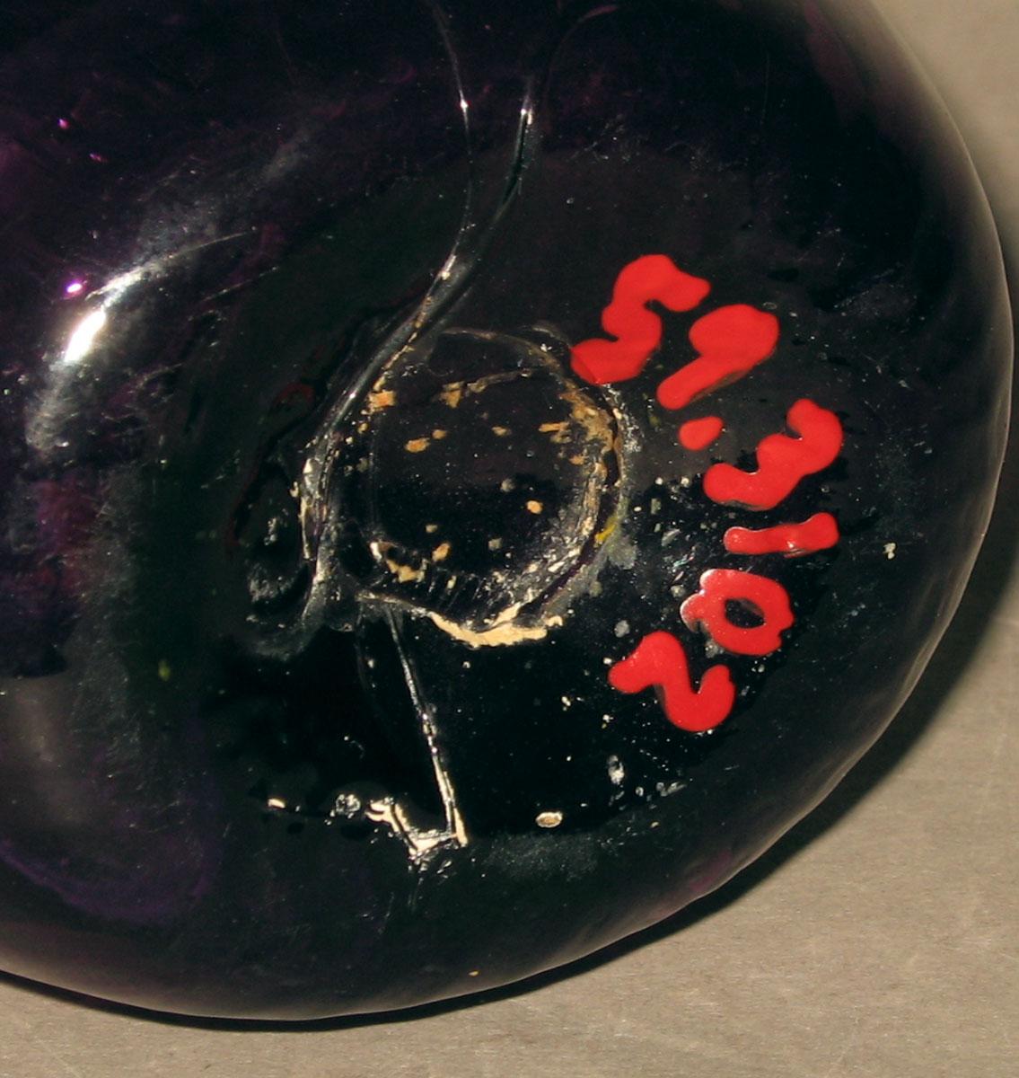 1959.3102 Amethyst glass flask (underside)