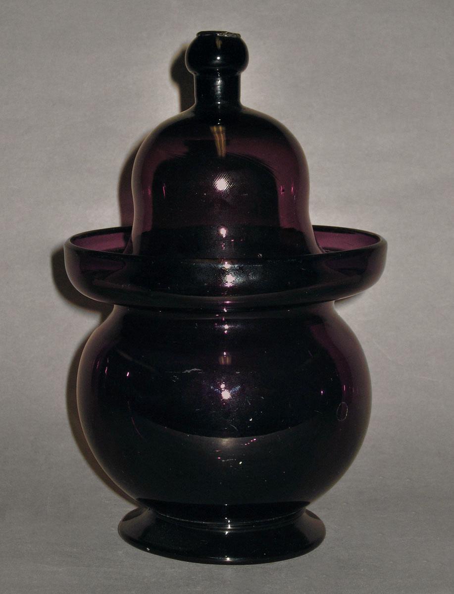 1959.3116 A, B Glass sugar bowl