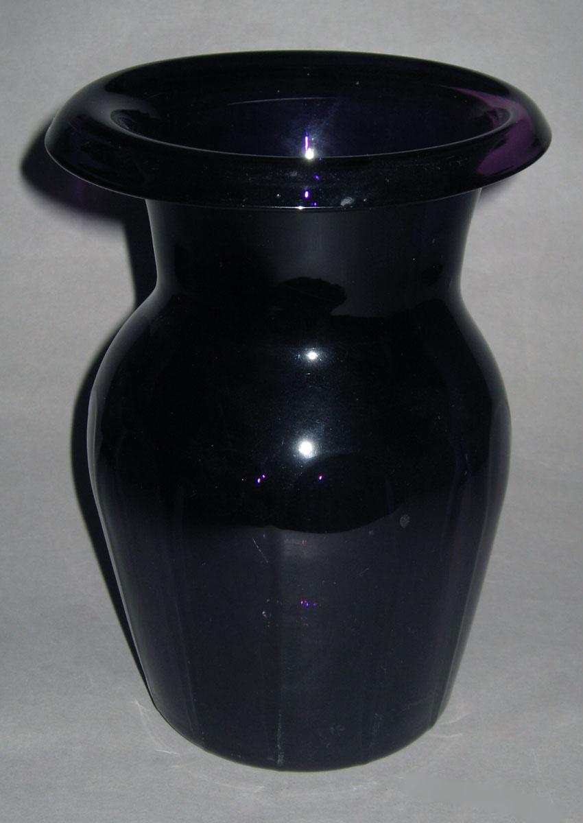 1959.3128 Amethyst glass vase