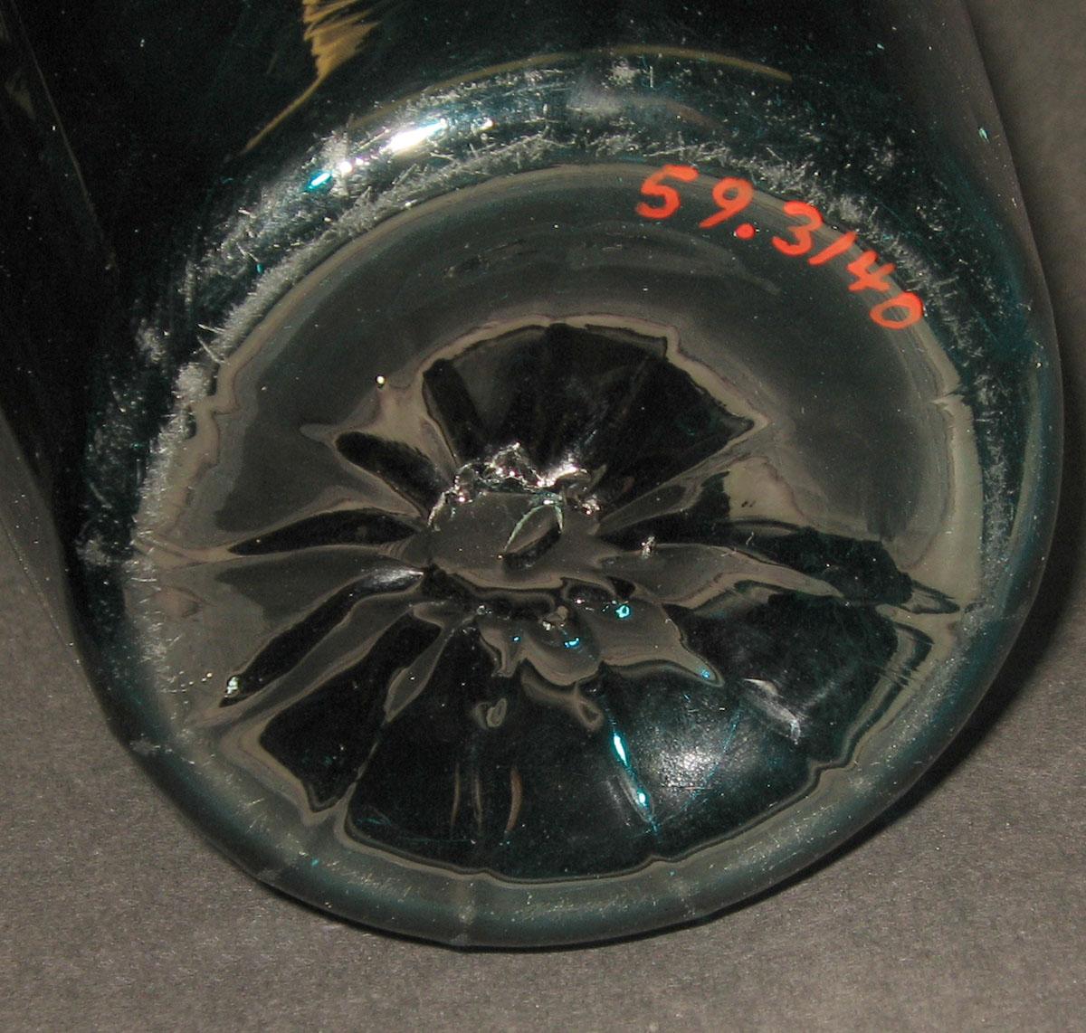 1959.3140 Glass vase (underside)