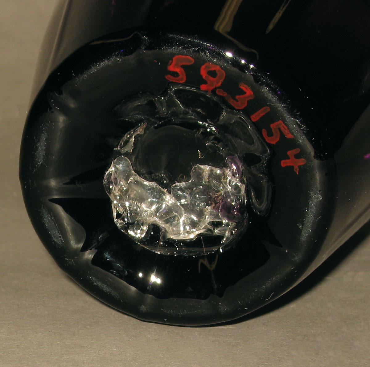 1959.3154 Glass vase (underside)
