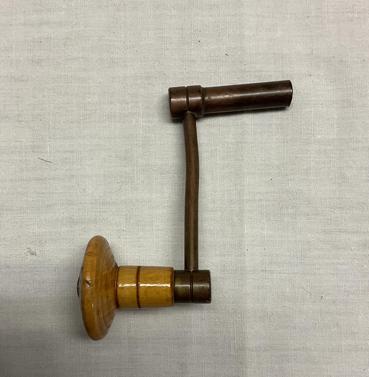2025.0017 E Clock winding key, Reg Image, overall