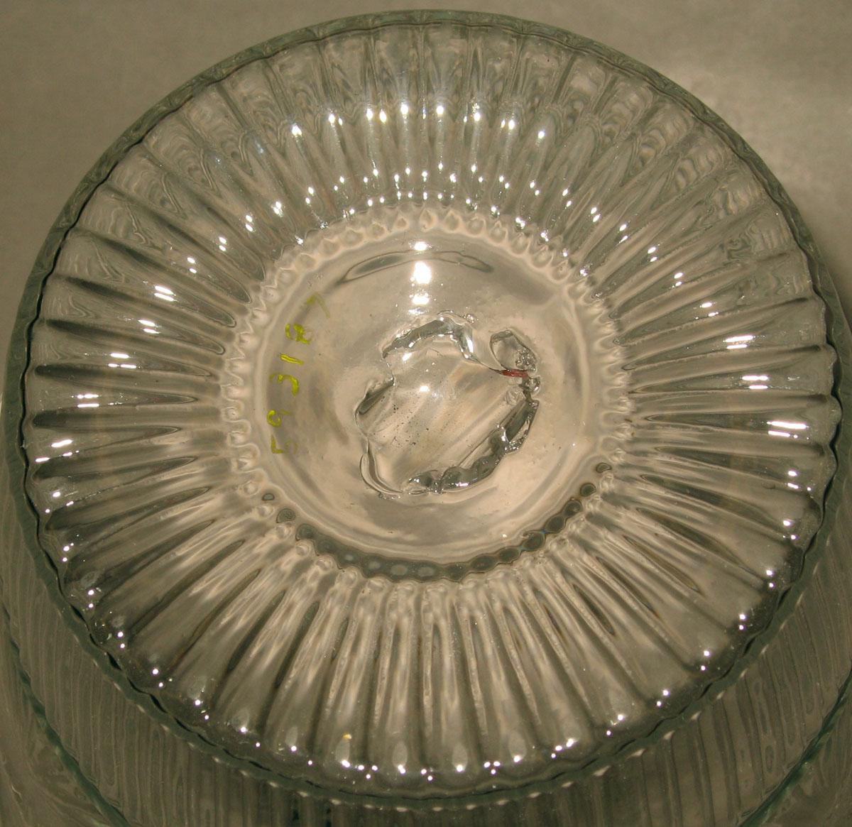 1959.3187 Glass vase (underside)