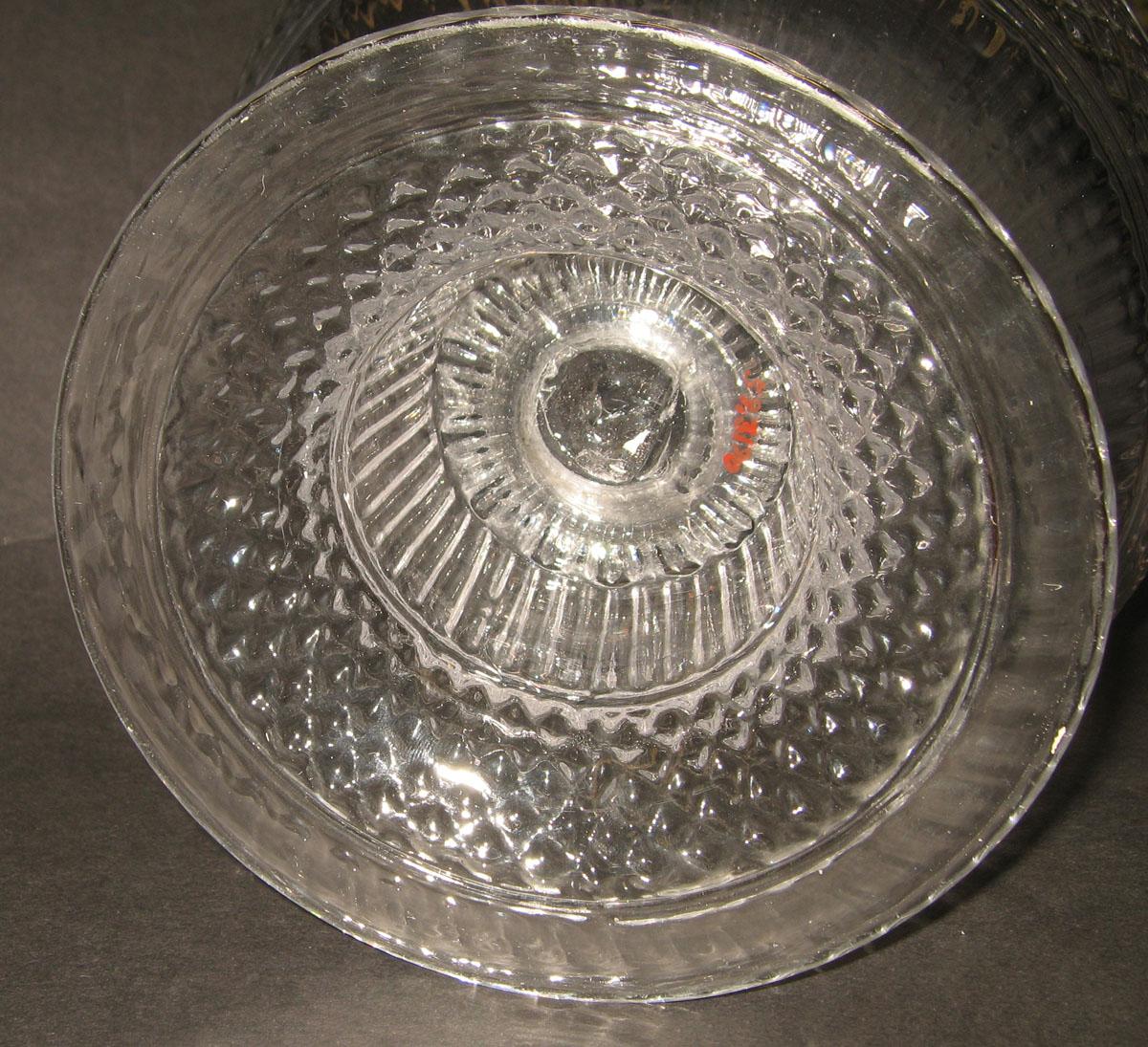 1959.3190 Glass bowl (underside)