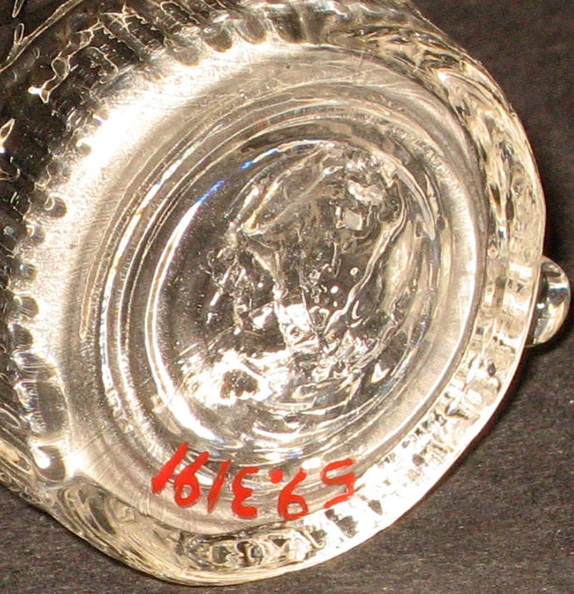 1959.3191 Glass mug (underside)