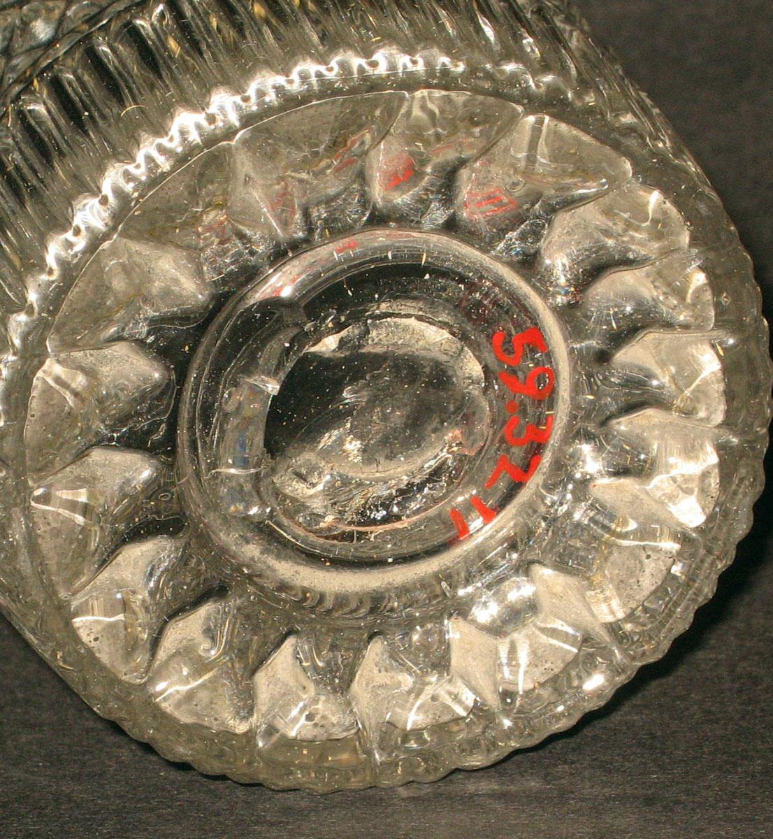 1959.3211 Mold-blown tumbler (underside)