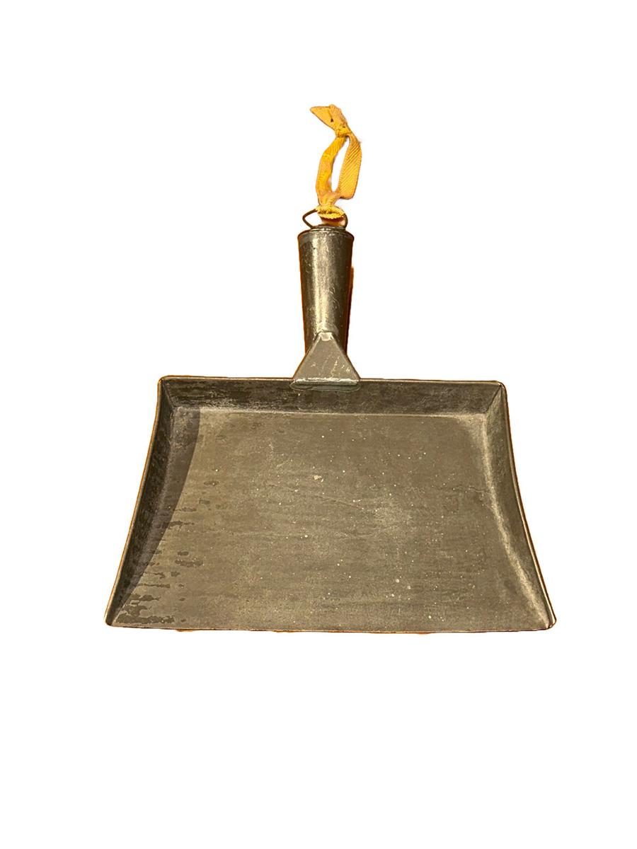 2026.0004.013 A, B Dust pan, overall, R-DIOC