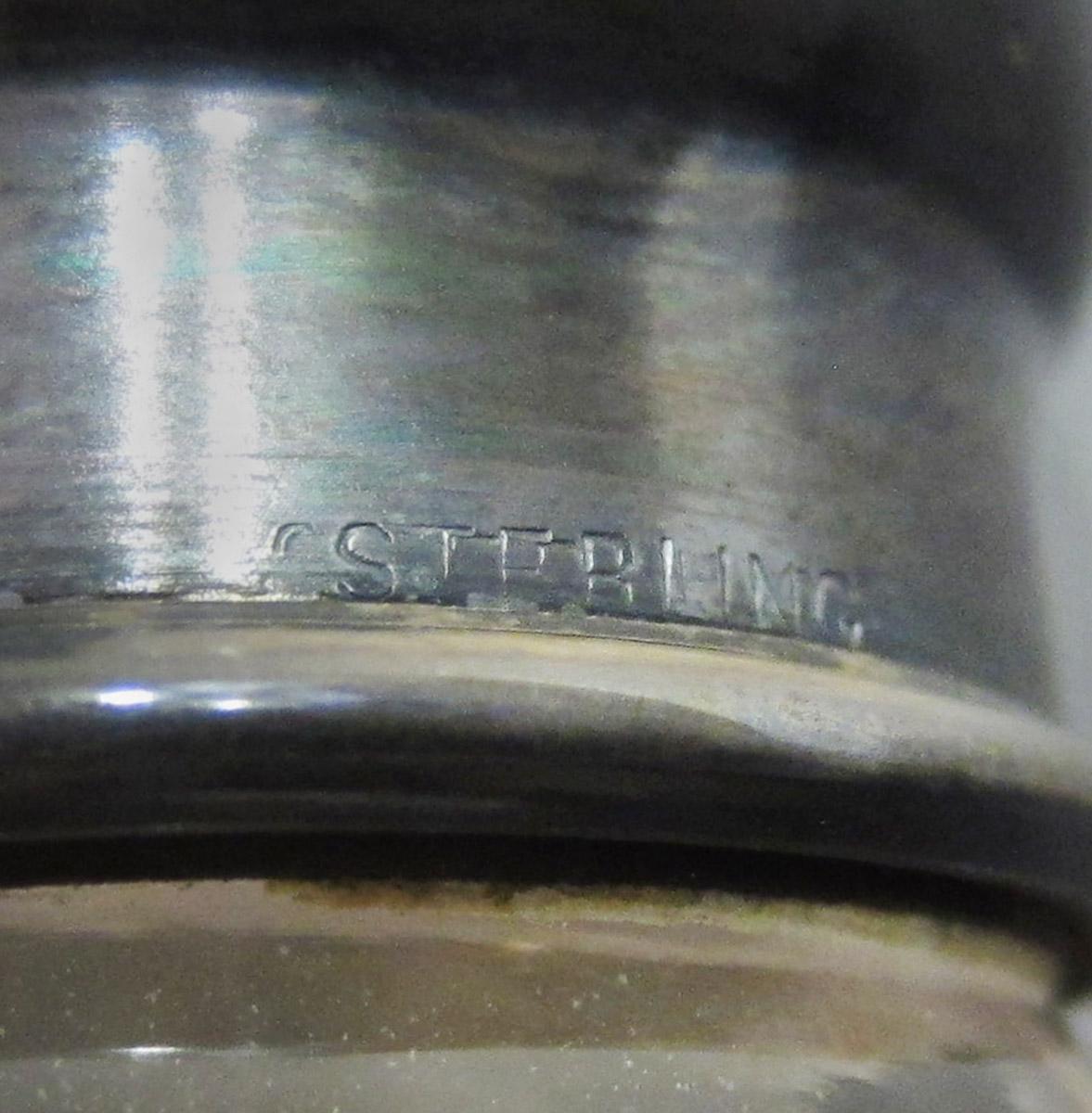 1959.3297 B Bottle, lid, mark