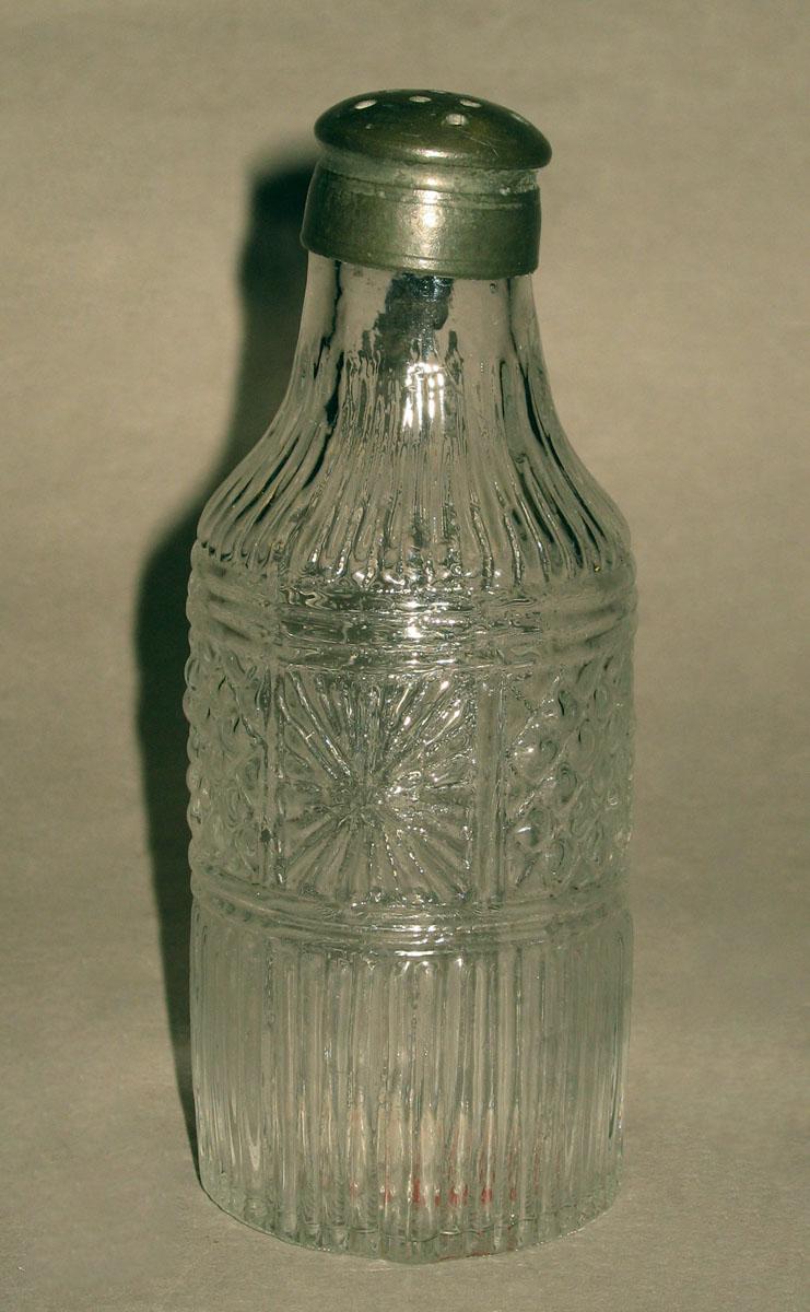 1959.3302 Glass castor