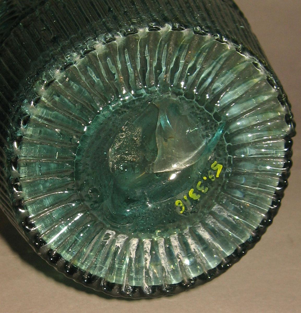 1959.3316 Glass decanter (underside)