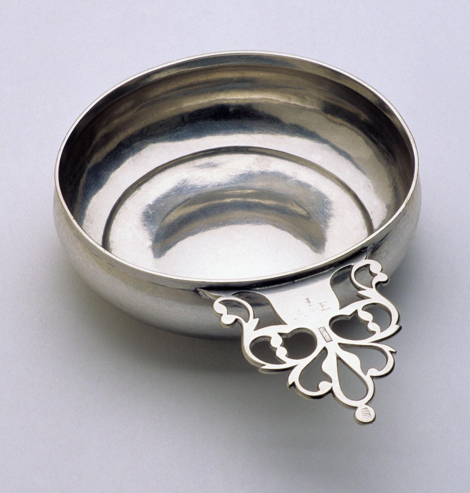 1959.3355 Porringer