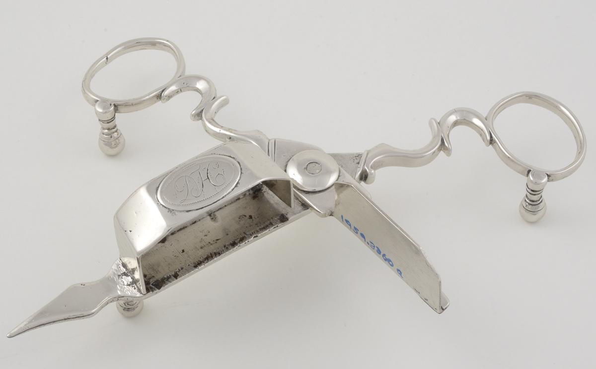 1959.3360 A Snuffer, View 1