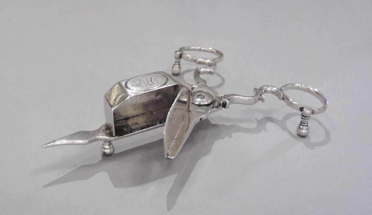 1959.3360 A Snuffer