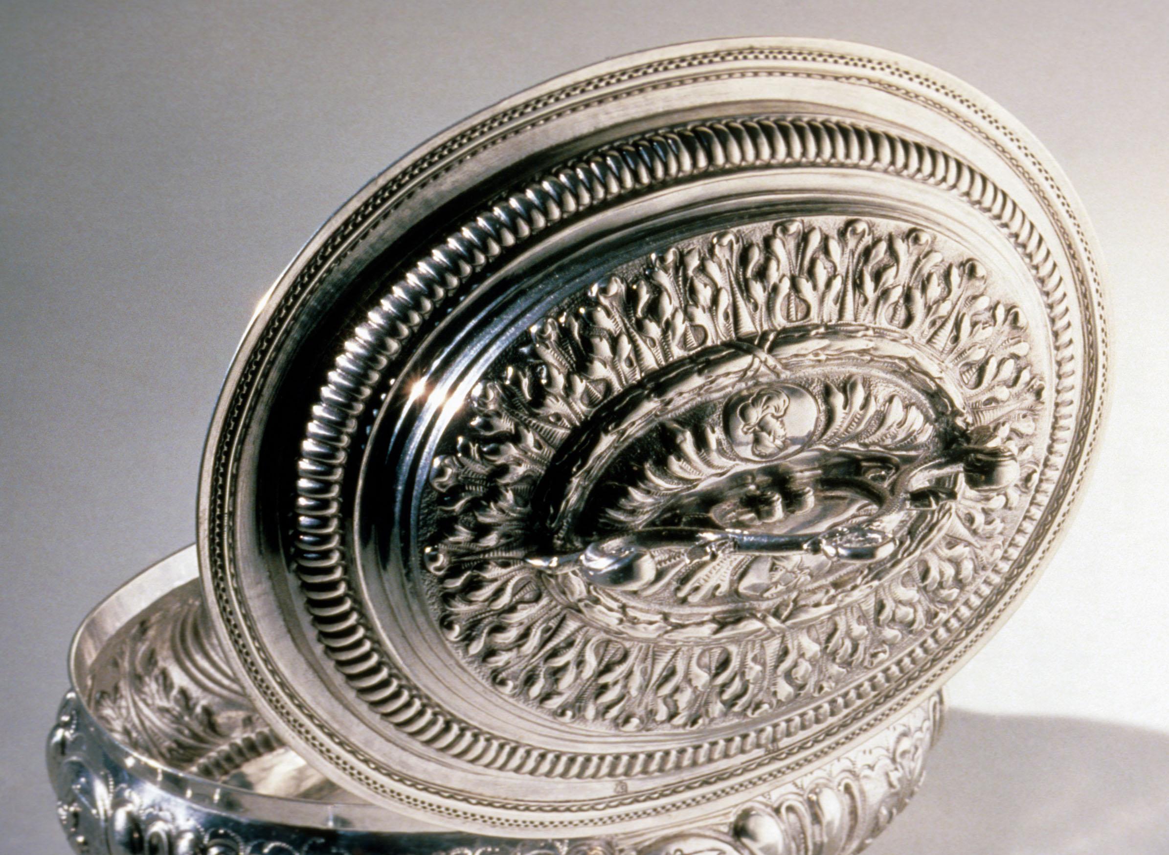 1959.3363 Sugar box, detail 1