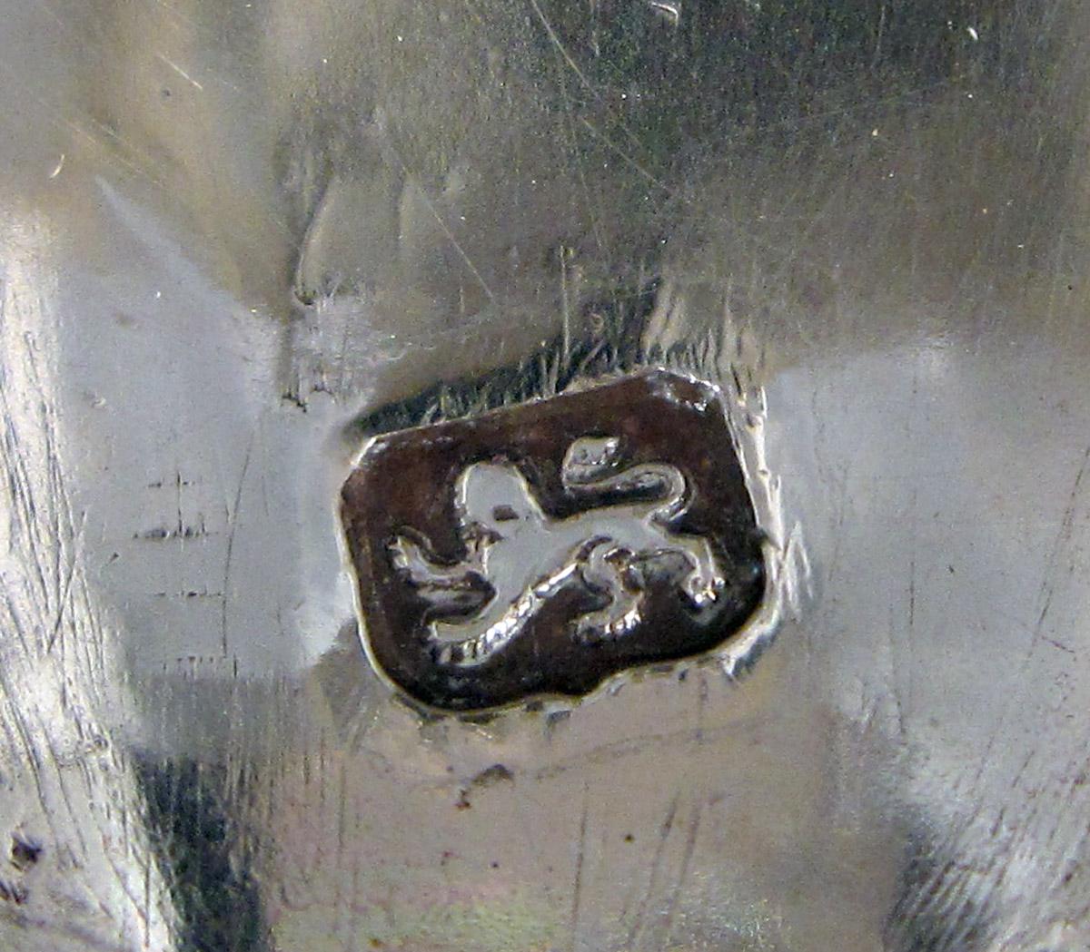 1959.3371 A, B Bottle mark lid
