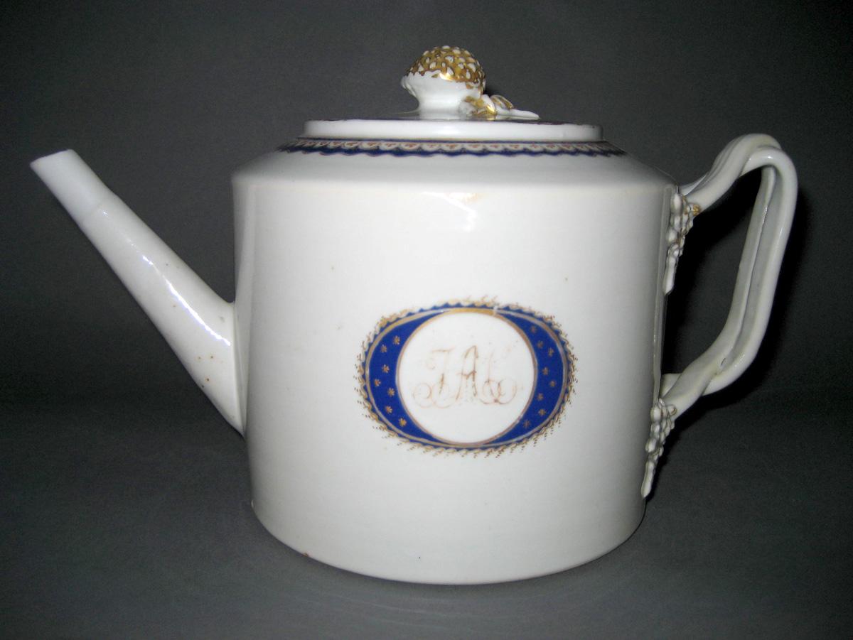 1960.0007.026 Teapot view 2