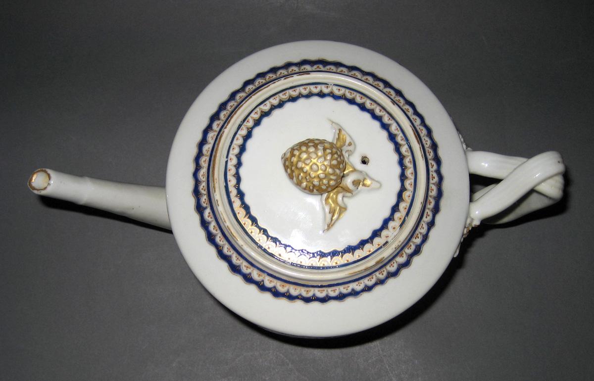1960.0007.026 Teapot view 3