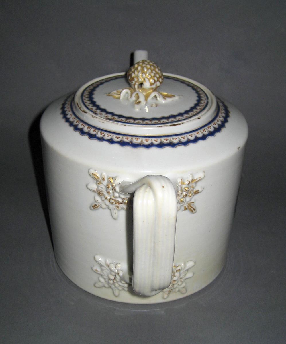1960.0007.026 Teapot view 4