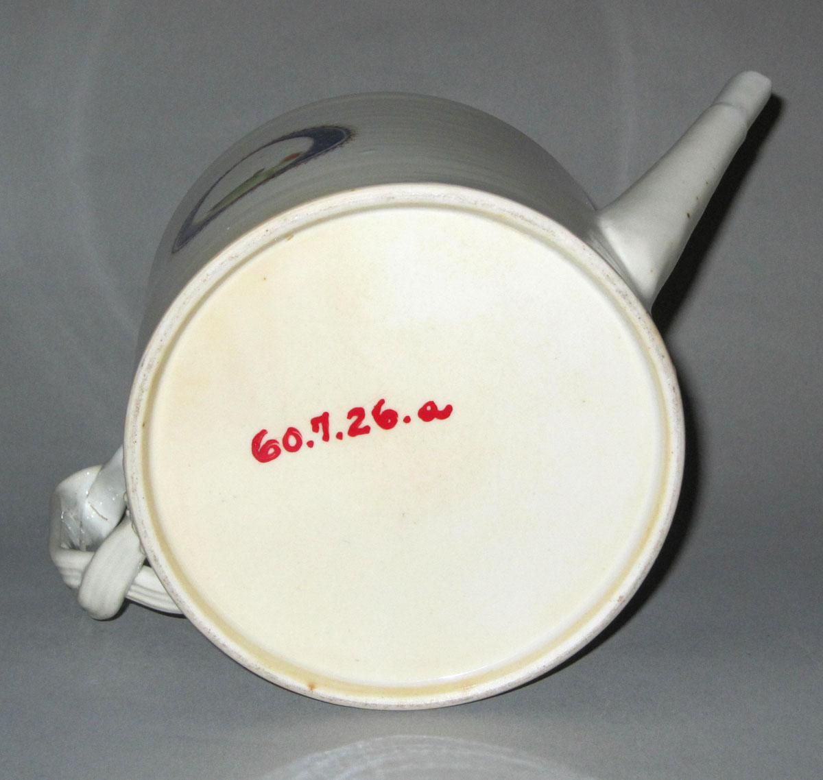1960.0007.026 A Porcelain teapot underside