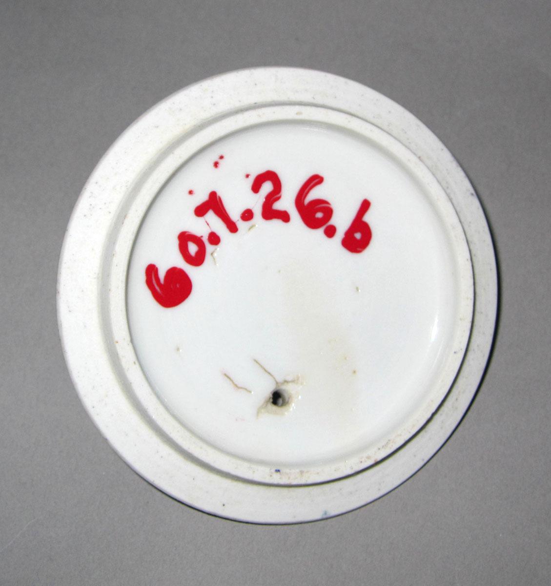 1960.0007.026 B Porcelain teapot cover underside