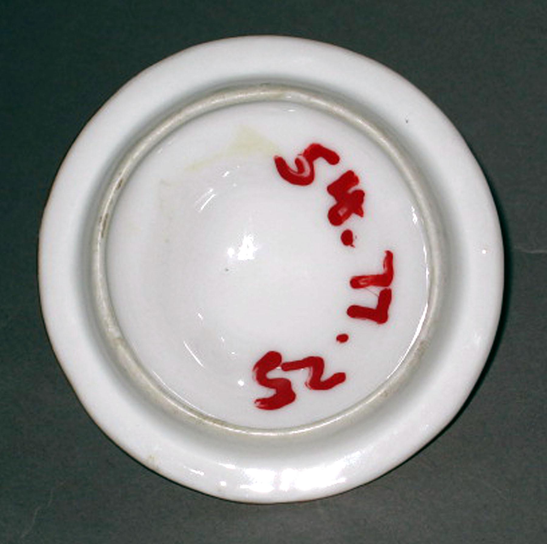 1954.0077.025 Porcelain cover (underside)