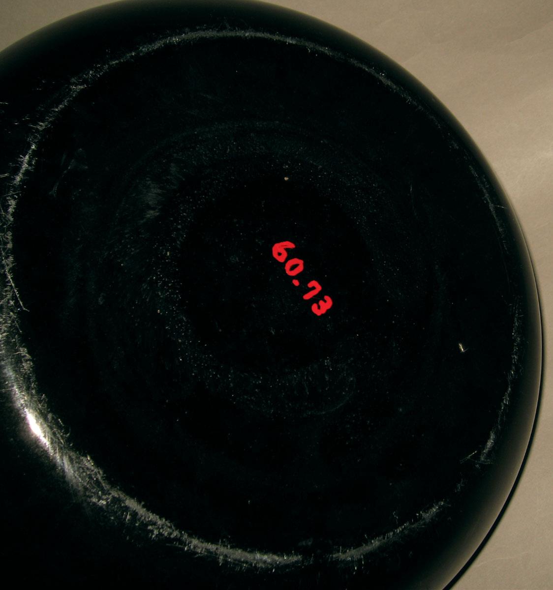 1960.0073 Glass onion bottle (underside)